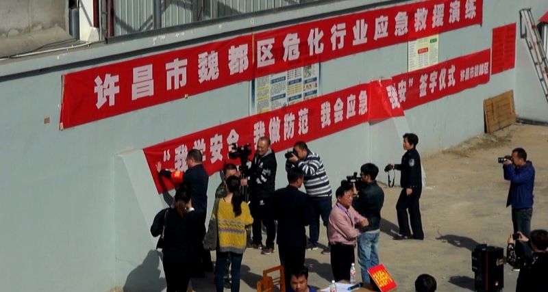 我學(xué)安全，我做防范，我會應(yīng)急，我能平安簽字儀式