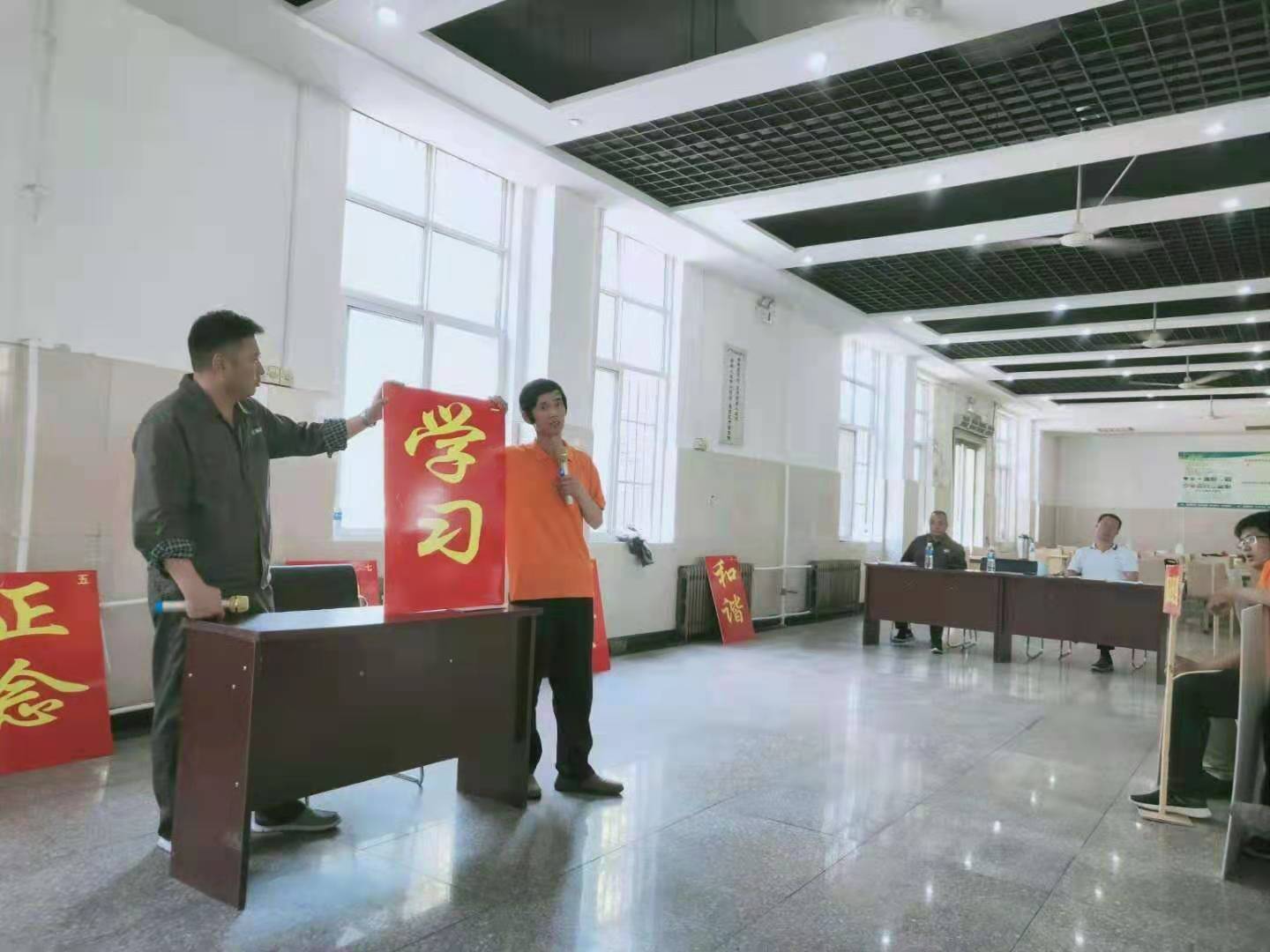 6月27日，我公司為洛陽豐瑞氟業(yè)有限公司策劃組織了一場全員安全培訓。